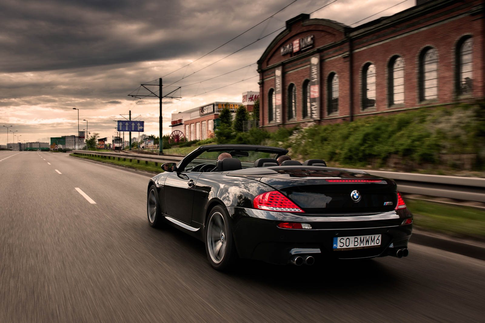 czarne bmw jadące w mieście