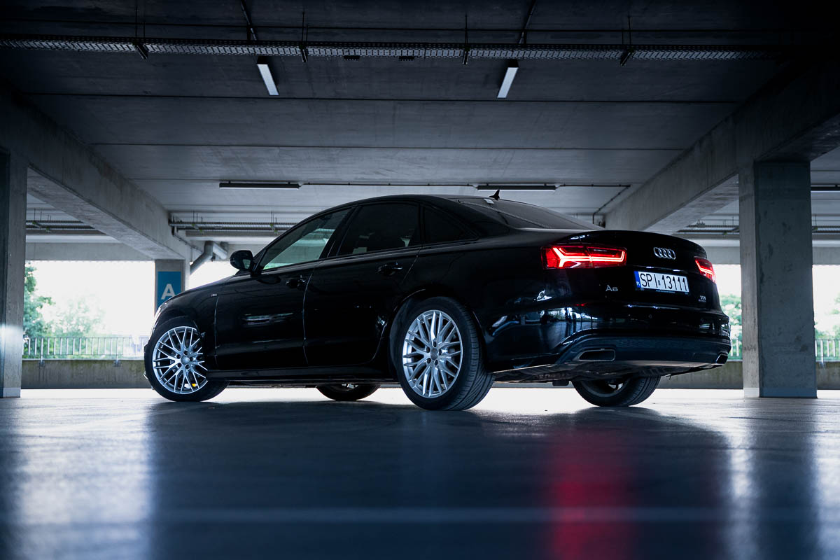 jadący czarne BMW w centrum Katowic
