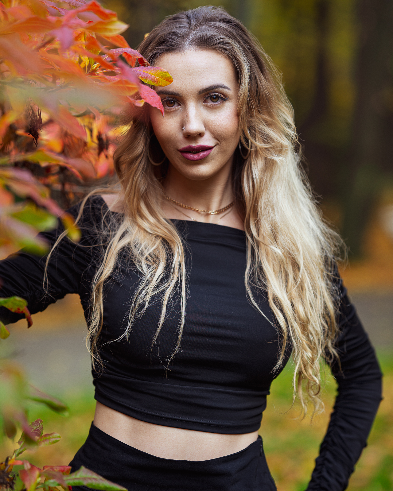 blondynka przy drzewie