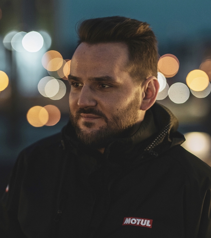 zdjęcie profilowe autora strony, portret na tle skał